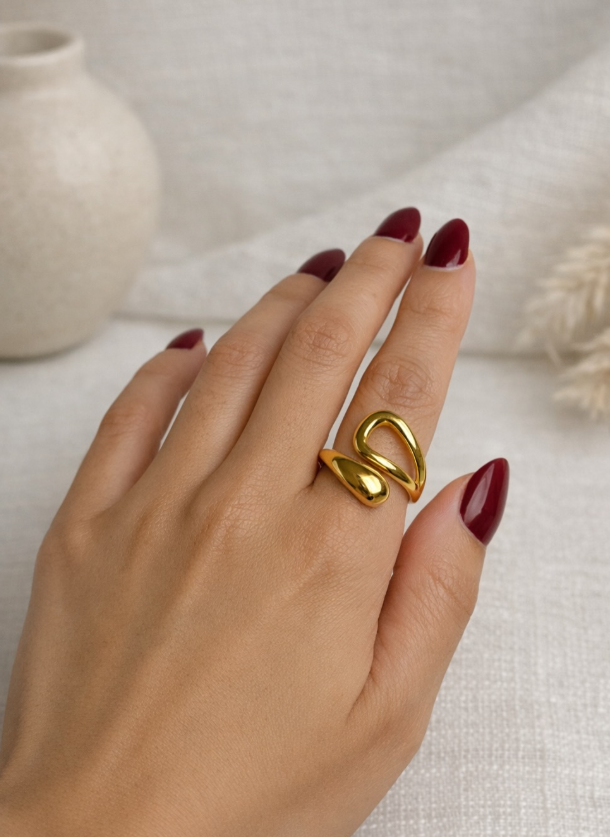 Anel dourado em uso
